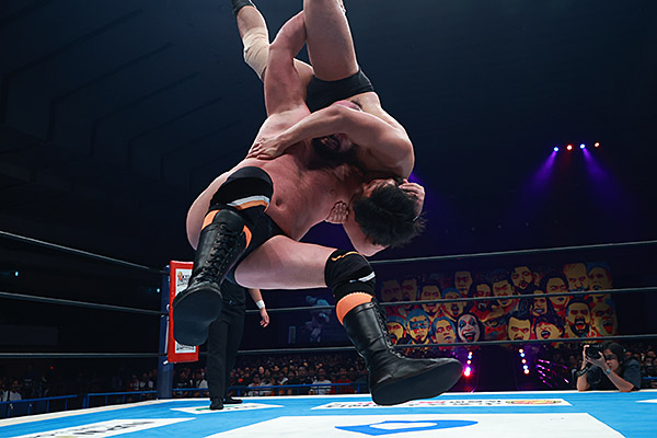 njpw1972's tweet photo. ★第3試合
 
7.19札幌「Bブロック公式戦」前哨マッチで、
 上村とザックが対決！
 
 “地元育ち”の安田が大奮闘するも、
 ジャクソンのデスバレーボムで沈む…！
 
 ※7.18『G1 CLIMAX 36』札幌大会
 新日本プロレスのスマホサイトで詳報中！
 
 https://t.co/hQobxKMXcA
 
#G1CLIMAX36 https://t.co/sXmmKGZsVv