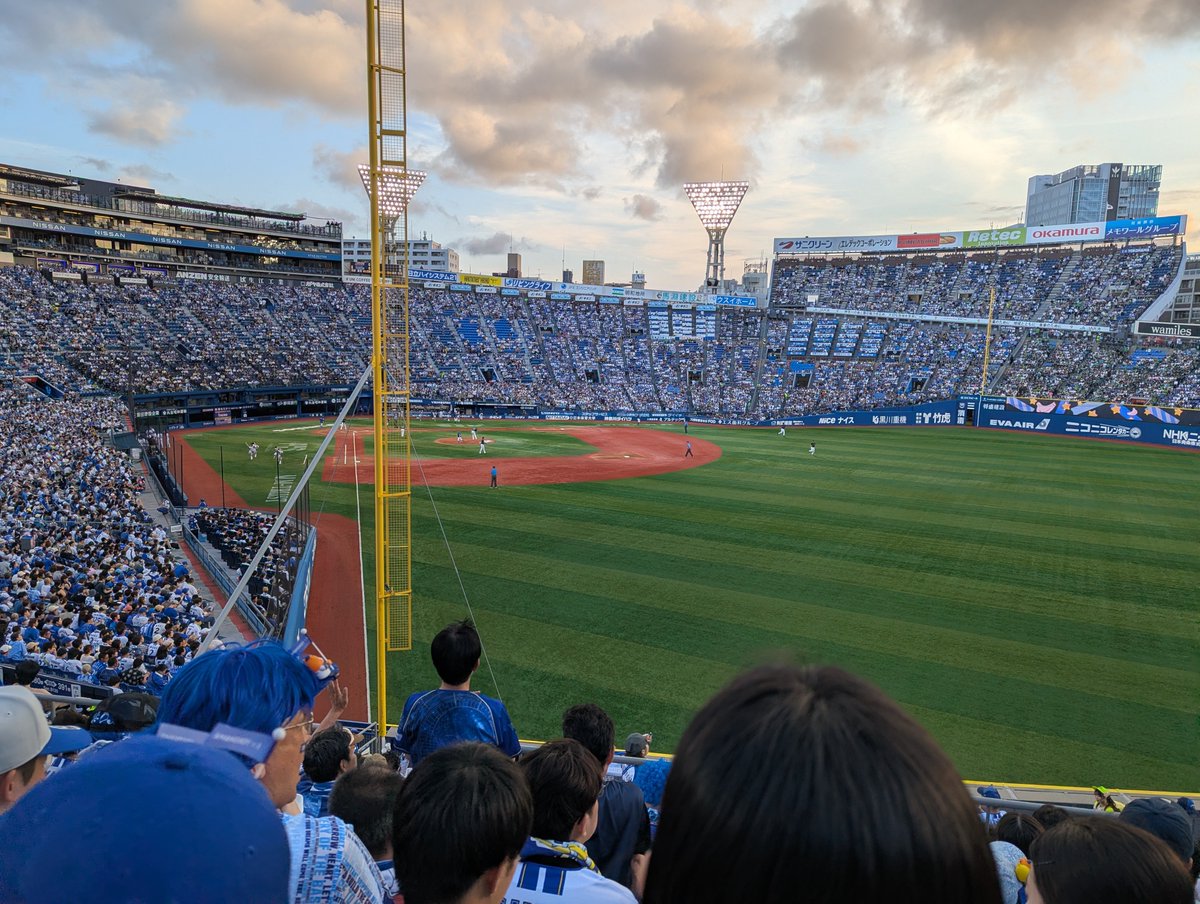gali_rika's tweet photo. ライトスタンドポール際なう https://t.co/fwpRkGA61P