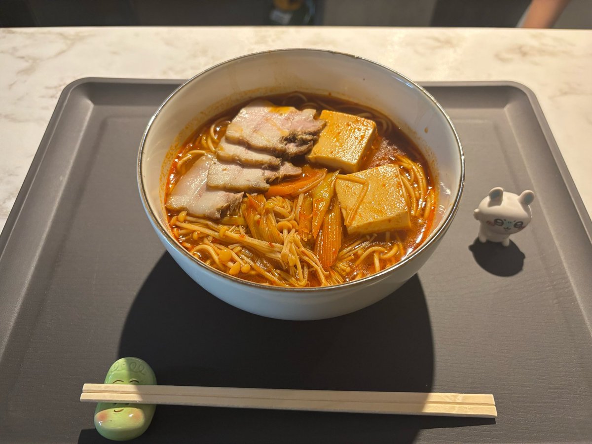 SLYLY817's tweet photo. 本日はeat&amp;sing BAR nestさんへ

チゲ風旨辛ラーメン チキンステーキ

チゲラーメンむちゃくちゃうまいわ😋
某ラーメン屋さんの旨辛ラーメンに勝ってるよ😆
ばやねーのチャーシュー美味すぎ😋
チキンステーキガーリック醤油ソース
よく合うね😋
今週もハゼフライ美味かったです😋
ご馳走様でした🙇 https://t.co/iyZ8SiPEoS