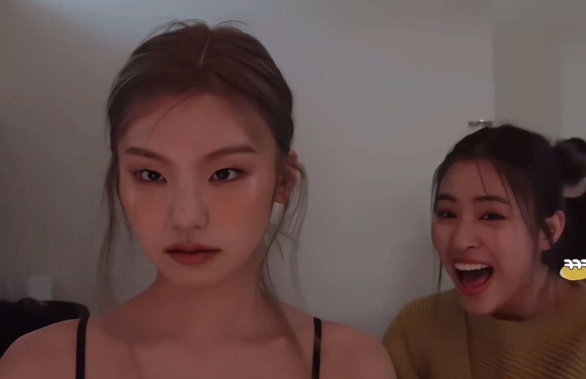 midzyoomf's tweet photo. ryujin’s gay ass gagging over yeji’s mug 😭😭 https://t.co/61CEslGYZ0