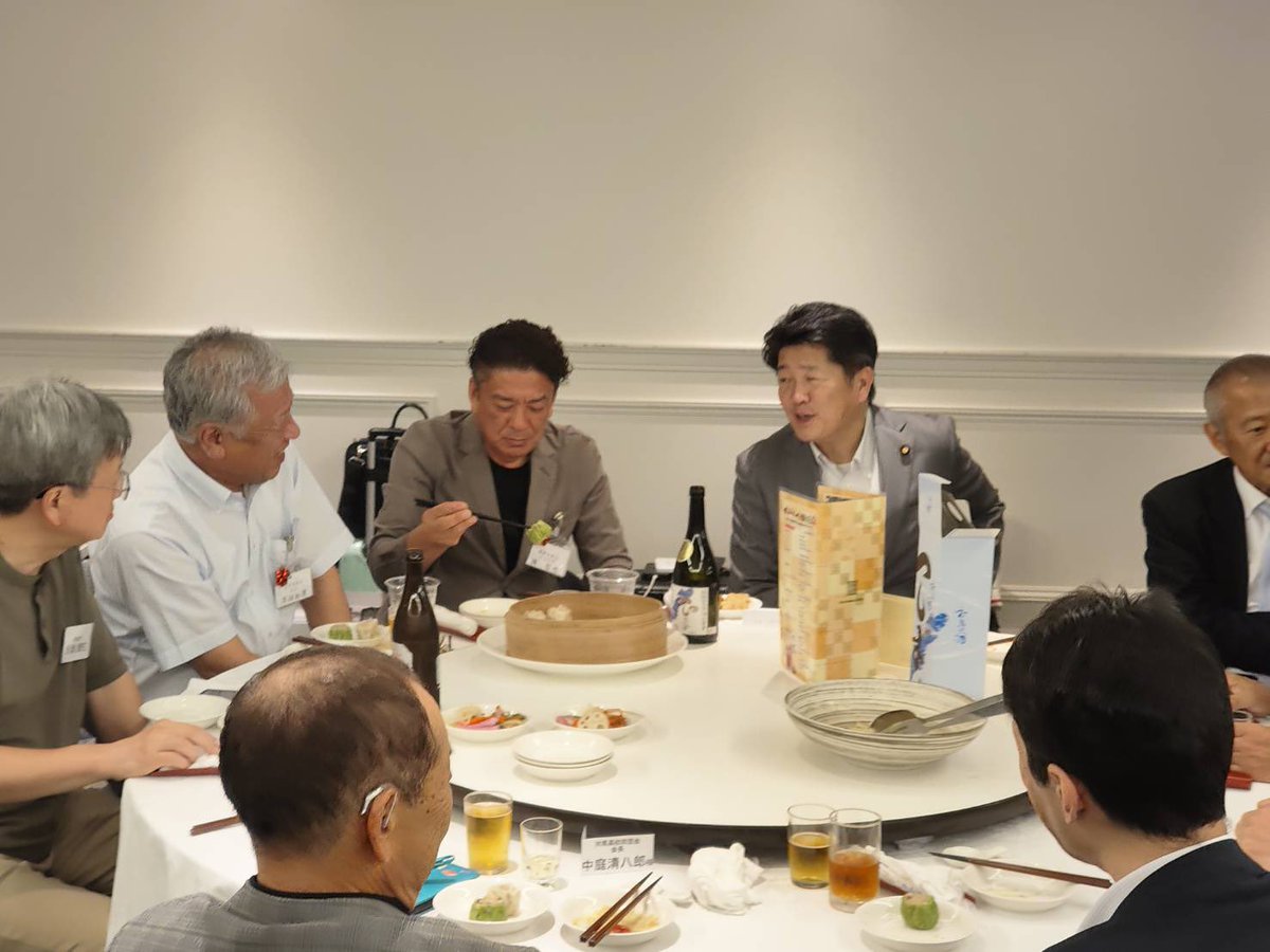 Hiro_Ishikawa's tweet photo. 午後は、毎年お招き頂く関西対馬会へ！

私が防衛大臣政務官の時、陸海空自衛隊が大変お世話になっている対馬市長など市民の皆様に御礼に伺った事がきっかけで、毎年お招き頂いています。
今日も対馬から比田勝市長始めお越しになられてました。
私から有人国境離島法改正案が成立した事などご報告。引き続きお役に立てる様、頑張って参ります。