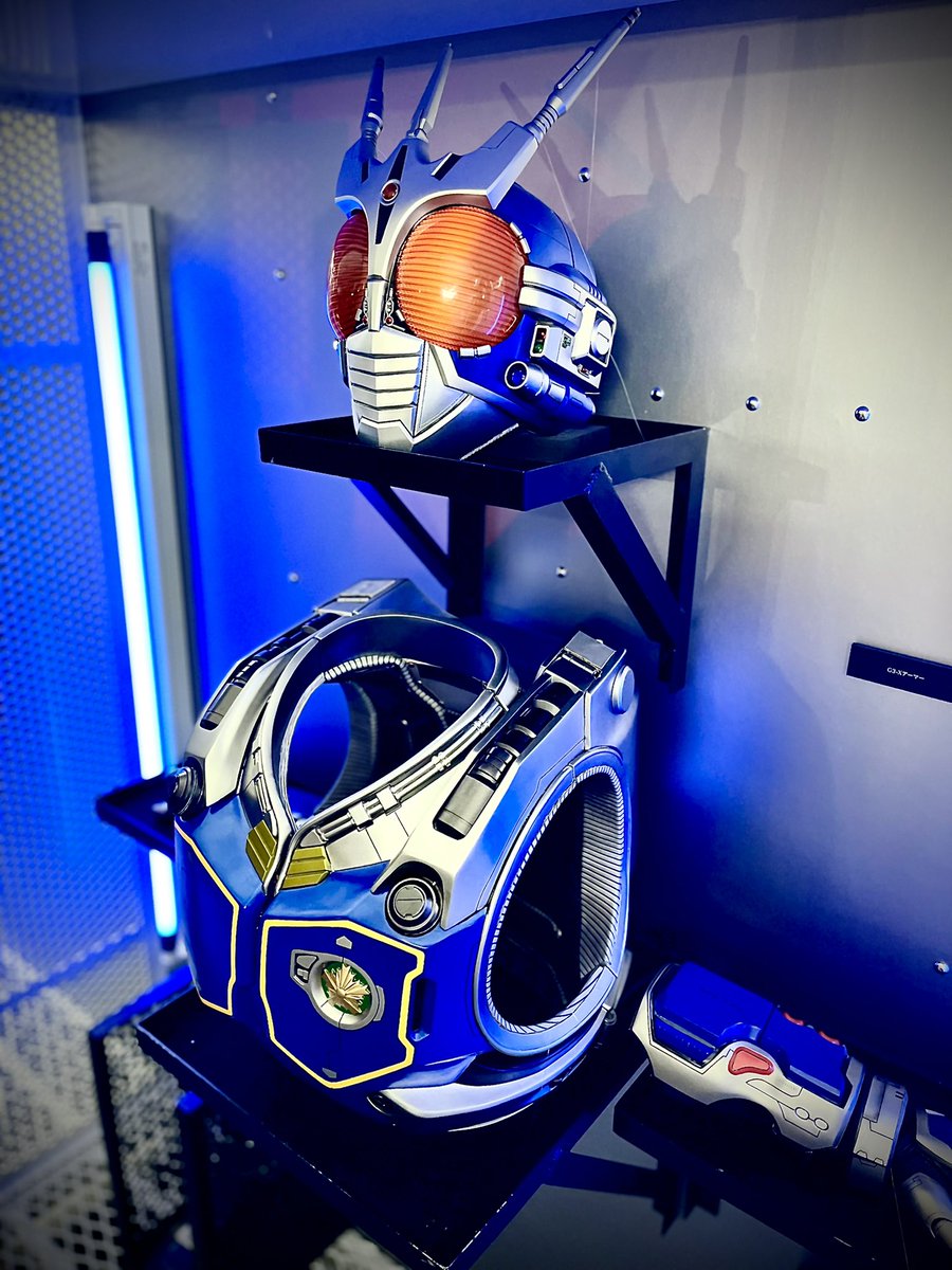 taku2002take's tweet photo. #真アギト展東京会場
#Gトレーラー内部
#仮面ライダーG3X
当時の東京会場では唯一、
観覧待機列が出来ていた1番人気のブース。
誰もが警視庁未確認生命体対策班G3ユニットの装着員を擬似体験出来ました。 https://t.co/mWaVVnsZNX