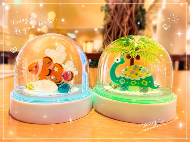 fujino_workshop's tweet photo. 【開催中】大人気のサマースノードームが今年はさらにパワーアップ✨
今年はLEDライトがレインボーに光ります🌈さらにスノードームの形もリニューアル！

夏休みの思い出作りにもぴったり♪

予約不要、お気軽にお越しくださいませ🙌

#藤野芸術の家 #予約不要 #スノードーム #夏休み #相模原 https://t.co/Vr3U88x2JN
