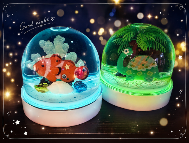 fujino_workshop's tweet photo. 【開催中】大人気のサマースノードームが今年はさらにパワーアップ✨
今年はLEDライトがレインボーに光ります🌈さらにスノードームの形もリニューアル！

夏休みの思い出作りにもぴったり♪

予約不要、お気軽にお越しくださいませ🙌

#藤野芸術の家 #予約不要 #スノードーム #夏休み #相模原 https://t.co/Vr3U88x2JN