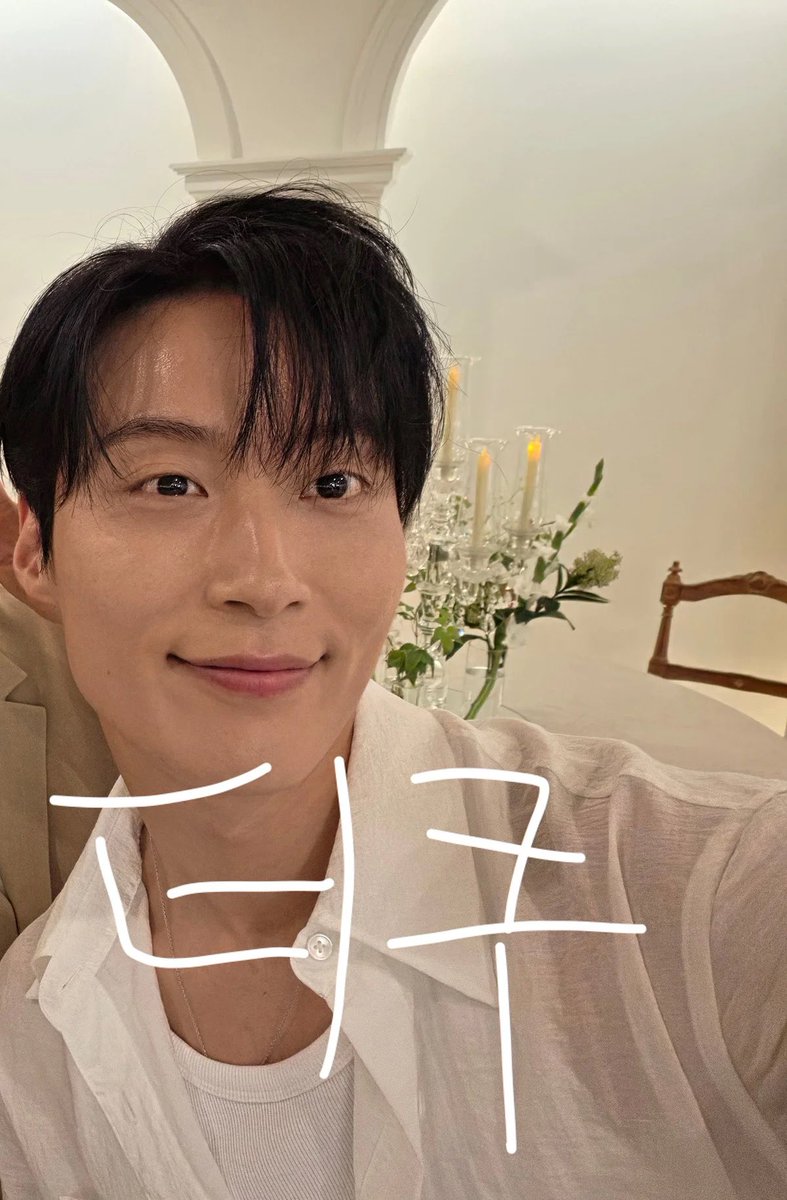 93_0609's tweet photo. 아 결혼식장 허남준 흰 셔츠 왜 이리 느좋이야 https://t.co/Ogl2RYUOAQ