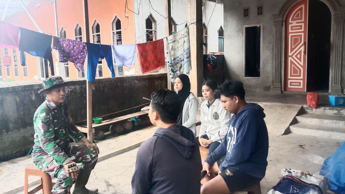 Kodim1410's tweet photo. Babinsa Koramil 1410-02/Eremerasa Kodim 1410/Bantaeng, Sertu Ahmad Ruddin, melaksanakan Komunikasi Sosial (Komsos) bersama para pengunjung di tempat Wisata Permandian Alam Eremerasa, yang berada di Desa Kampala, Kecamatan Eremerasa, Kabupaten Bantaeng. Sabtu (18/07/2026). https://t.co/K35xPaark9