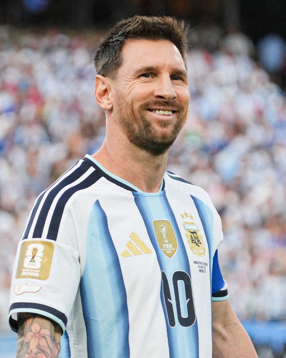 ActuFoot_'s tweet photo. 🚨 Lionel Messi 🇦🇷 sur sa photo avec Lamine Yamal 🇪🇸, blessé :

« CETTE PHOTO EST DINGUE ! 🤩

J’ai pris une photo avec lui alors qu’il était encore un bébé, et nous voilà tous les deux aujourd’hui, face à face en Coupe du monde... » ✨

🎙️ conf. de presse https://t.co/gAJyi0d4xr