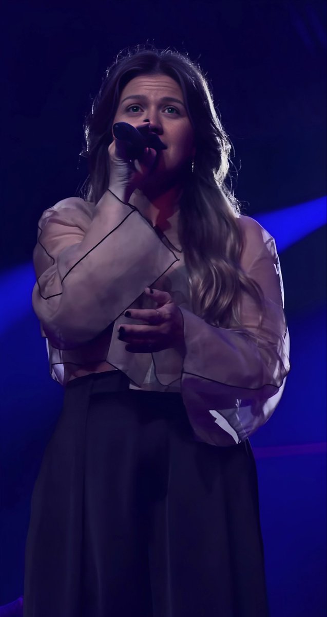 Gregg0891's tweet photo. Before the outfit change #KellyClarkson #StudioSessions #CaesarsPalace #LasVegas night one https://t.co/9dCAMgjLVT