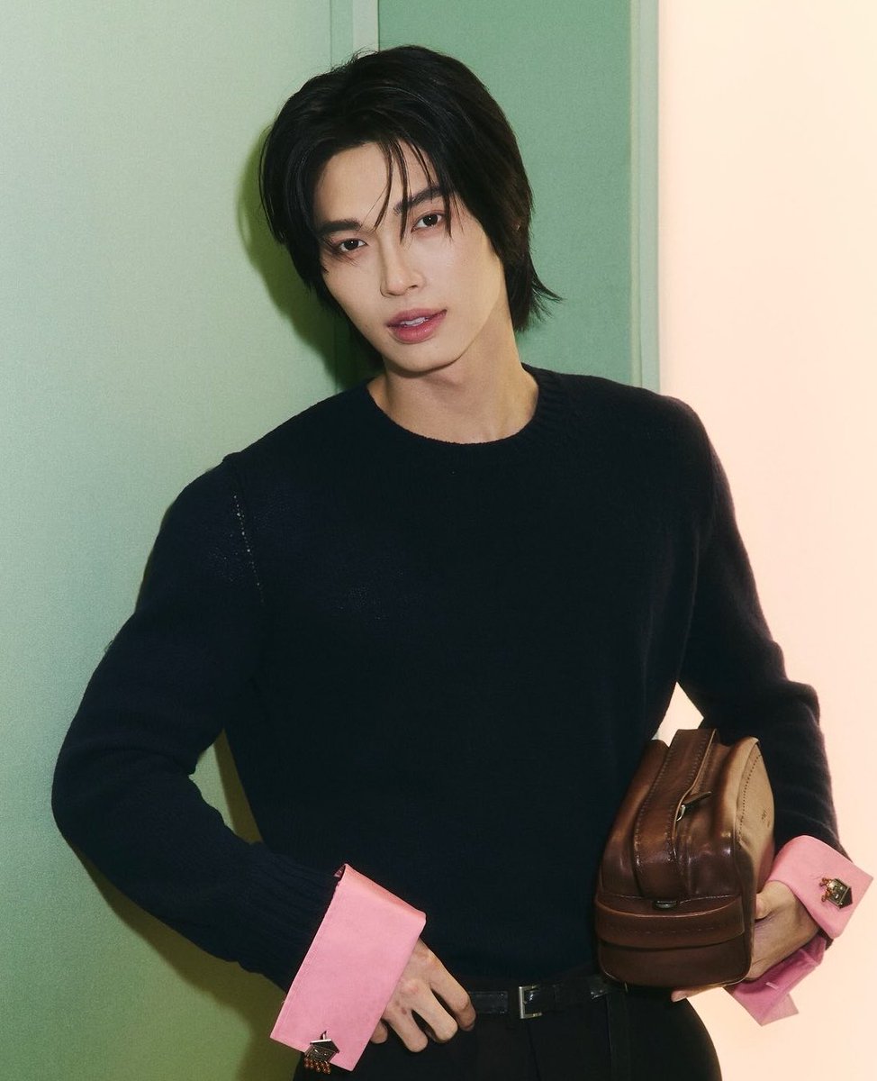 MaryxPhiWin's tweet photo. Win Metawin, Prada Brand Ambassador, IG Post 

Before and next 😮‍💨

*He’s here to stay 💚

#PRADAFW26xWIN
#PradaPeople 
#PRADAFW26
#PRADA @Prada
#winmetawin @winmetawin https://t.co/TJ2e5zqB6j