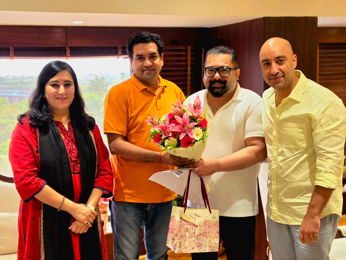 BansuriSwaraj's tweet photo. माननीय मंत्री श्री @KapilMishra_IND जी एवं नेशनल रेस्टोरेंट एसोसिएशन ऑफ इंडिया @NRAI_India के प्रतिनिधिमंडल के साथ सार्थक एवं सकारात्मक बैठक हुई।

माननीय मुख्यमंत्री श्रीमती @gupta_rekha जी दिल्ली से बाहर प्रवास पर होने के बावजूद mobile के माध्यम से प्रतिनिधिमंडल से जुड़ीं और उनकी बातों को गंभीरता से सुना।

प्रतिनिधिमंडल ने FIFA World Cup के दौरान फुटबॉल प्रेमियों के लिए लाइव स्क्रीनिंग की सुविधा उपलब्ध कराने हेतु दिल्ली के रेस्टोरेंट्स के संचालन समय में विस्तार पर विचार करने का अनुरोध किया।

माननीय मुख्यमंत्री जी एवं श्री कपिल मिश्रा जी ने विषय पर लागू नियमों के अंतर्गत समुचित विचार एवं यथासंभव सहयोग का आश्वासन दिया। यह संवाद दिल्ली के हॉस्पिटैलिटी सेक्टर को सशक्त बनाने और राजधानी की नाइट-टाइम इकॉनमी को नई गति देने की दिशा में एक सकारात्मक पहल है।
@BJP4Delhi @BJP4India 
#FIFA #football