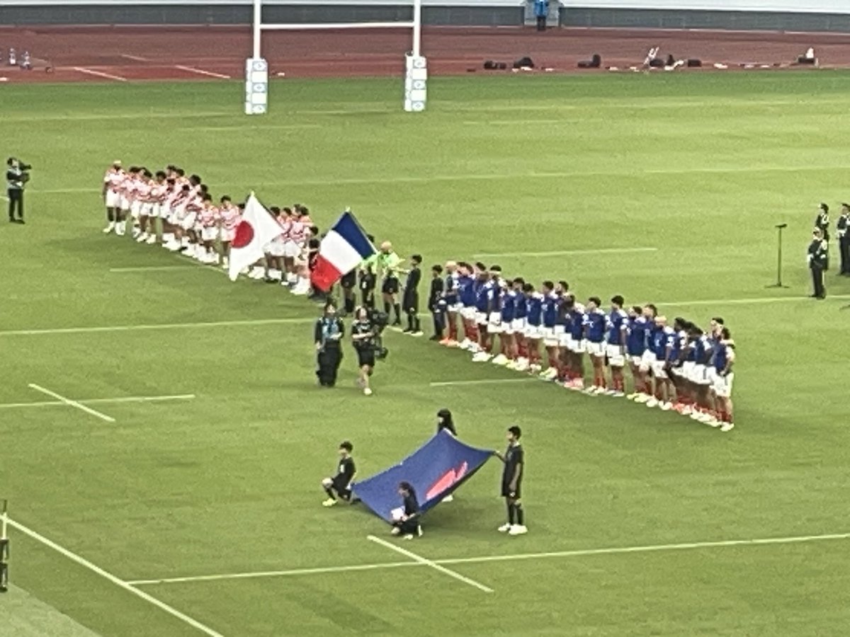 stasjp's tweet photo. 今日は日本代表×フランス代表戦
折角なので、フランス代表のTシャツ着てきたら、服装は完全アウェイ… https://t.co/FGCEgUplir