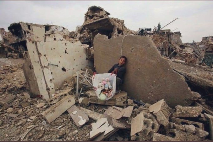 devrancewlik's tweet photo. Yine deprem vurdu
Veng yokuşunda ağlattı beni 
Daha dün sığındığın evin
Düşman toprağı gibiydi
Evinden kovulanların
Dramını yeniden yaz 
Odanda sakladığın sırlarının
Nasıl ifşa olduğunu tanıklık et
Şehrinden hicret etmenin 
Acı hatıralarını ömrünün 
Arşivinde sakla 

Ebu Muhammed https://t.co/xwbhnBIGJ5