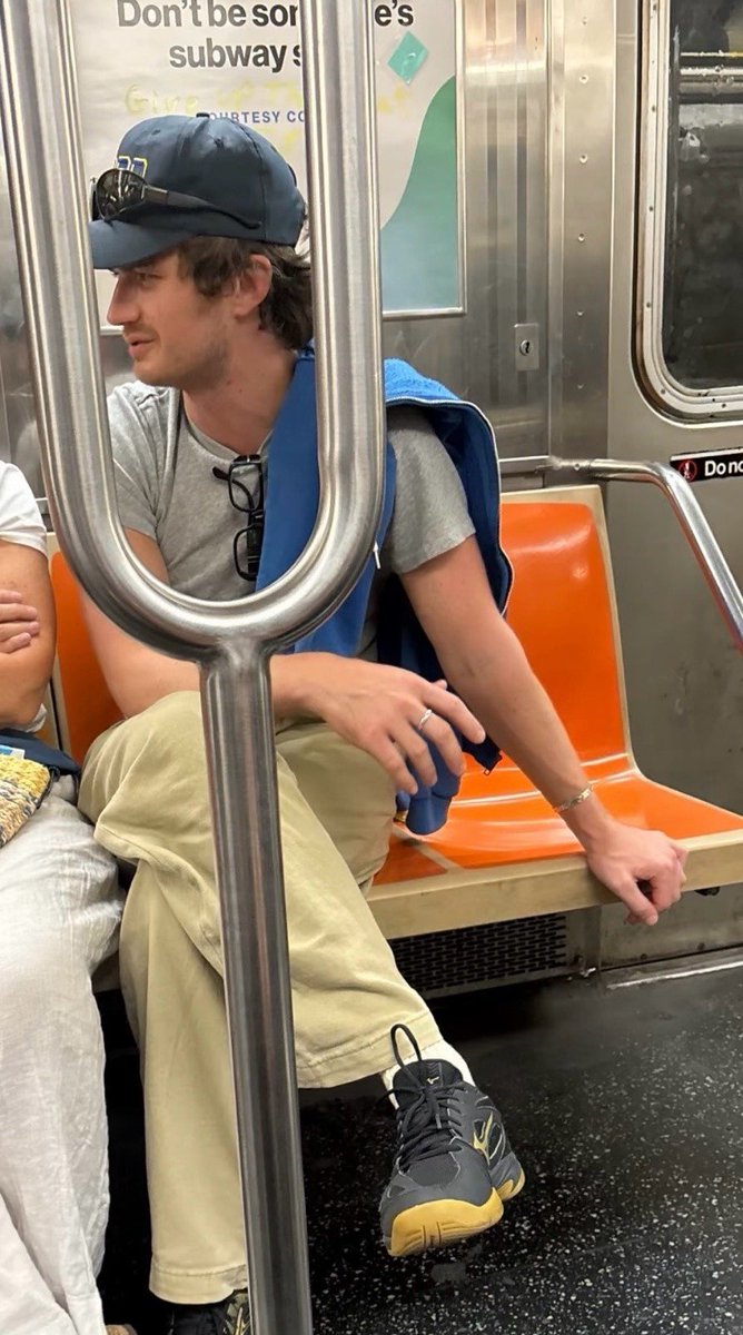 1DJobros5SOS's tweet photo. Joe arriving at his concerts by subway always gets me. Like this man was about to play his biggest show yet and he is just HIM: https://t.co/EYjdqViLA6