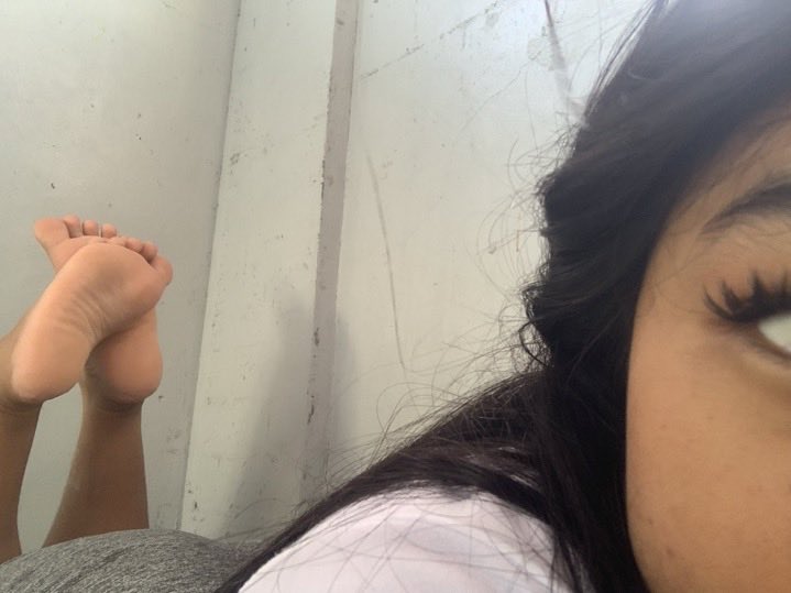 bunny2acctx's tweet photo. i wish there was a loser licking my toes while im counting their money 💰 who doesn’t like that? https://t.co/SoRNB1xMb0