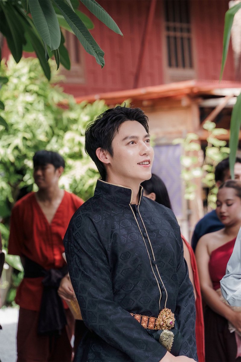 startalkent's tweet photo. “อิ้งค์-หมาก-กลัฟ-ปริมมี่-เฟย” แถลงข่าวเปิดตัวหนังไทยฟอร์มยักษ์ “อัศจรรย์วันทอง”
เตรียมพาผู้ชมผจญภัยโลกใบใหม่นางวันทอง 3 กันยายนนี้

     แถลงข่าวเปิดตัวภาพยนตร์ได้สมมงของฟอร์มหนังจริง ๆ สำหรับภาพยนตร์ “อัศจรรย์วันทอง” ที่ชวนทุกคนมาร่วมจารึกประวัติศาสตร์ใหม่ให้รักท็อกซิก ของ “วันทอง” นำโดย จูเลี่ยน จอง ประธานเจ้าหน้าที่บริหาร บริษัท แบล็ค ดรากอน เตอร์เทนเม้นท์ จำกัด ในฐานะโปรดิวเซอร์ของภาพยนตร์เรื่องนี้ และ ผู้กำกับมากฝีมือ มุก-ปิยะกานต์ บุตรประเสริฐ โดยเป็นผลงานภาพยนตร์เรื่องแรกของ แบล็ค ดรากอน เตอร์เทนเม้นท์
     เปิดงานด้วยขบวนแห่ขันหมากสุดคึกคักระหว่าง  “ขุนแผน” และ “ขุนช้าง” ทำพิธีสู่ขอ “วันทอง” พร้อมกับ “สายทอง” และ “จันสอน” ร่วมเป็นสักขีพยานครั้งนี้ โดยมี อิ้งค์-วรันธร เปานิล, หมาก-ปริญ สุภารัตน์,กลัฟ-คณาวุฒิ  ไตรพิพัฒนพงษ์, ปริมมี่-วิพาวีร์ พัทธ์ณศิริ และ เฟย-ภัทร เอกแสงกุล ทีมนักแสดงของภาพยนตร์เรื่องนี้ ปรากฏตัวในชุดคาแร็คเตอร์ที่แต่งองค์ทรงเครื่องแบบจัดเต็มเหมือนในภาพยนตร์ โดยงานจัดขึ้น ณ พิพิธภัณฑ์บ้านจิม ทอมป์สัน
ก่อนที่จะเชิญทีมผู้กำกับ นักแสดง พูดคุยถึงการทำงานภาพยนตร์ตั้งแต่ขั้นตอนการเลือกนักแสดง โปรดักชั่นสุดยิ่งใหญ่ผสมผสานความร่วมสมัย รวมถึงงานวิชวลเอฟเฟกต์ที่เร้าใจ ตระการตา และจับตามองการพลิกภาพของนักแสดงแต่ละคนในบทบาทที่ผู้ชมไม่เคยเห็น มาไว้ในภาพยนตร์เรื่องนี้ ตามมาด้วยไฮไลต์สำคัญ กับการเปิดตัวอย่างเต็มของภาพยนตร์  “อัศจรรย์วันทอง” ให้สื่อมวลชนได้ชมกันเป็นครั้งแรกในงานนี้ ซึ่งสร้างความฮือฮาให้กับแขกผู้มีเกียรติและสื่อมวลชนกลุ่มแรกที่ได้ชมเป็นอย่างไรมาก ก่อนปิดท้ายด้วยการเชิญผู้บริหารทีม แบล็ค ดรากอน เอ็นเตอร์เทนเม้นท์ ได้แก่ คุณจูเลี่ยน จอง ประธานเจ้าหน้าที่บริหาร และ คุณพรชัย ว่องศรีอุดมพร รองประธานเจ้าหน้าที่บริหาร, คุณพัทธนิษฐ์ สุวรรณสิงห์ ที่ปรึกษากรรมการ, คุณกัญญาณัฐ กรพชระ กรรมการบริษัท และ คุณจริมา ทองสวัสดิ์ ผู้อำนวยการกลุ่มส่งเสริมอุตสาหกรรมวัฒนธรรมสร้างสรรค์ 1 กรมส่งเสริมวัฒนธรรม กระทรวงวัฒนธรรม ขึ้นถ่ายภาพที่ระลึกร่วมกับผู้กำกับและทีมนักแสดง 
     “อัศจรรย์วันทอง” เป็นเรื่องราวการผจญภัยข้ามห้วงเวลาของพิมพ์มาดาหญิงสาวยุคปัจจุบันที่หลุดเข้าไปในโลกของวังวนรักแสนท็อกซิกของ “นางวันทอง” ในหน้าวรรณคดีที่สุดท้ายแล้วต้องรับโทษประหารเพราะขุนแผนและขุนช้างชายที่รักทั้งสอง แต่ทำไมต้องเป็นเธอที่ต้องก้มหน้ารับชะตากรรม พิมพ์มาดาจะขอกำหนดเส้นทางชีวิตใหม่ของวันทองด้วยความคิดและหัวใจของเธอเอง เพื่อหาทางเอาชีวิตรอดและหนีชะตาชีวิตอันน่าอดสูนี้ให้ได้
     เตรียมผจญภัยสู่โลกใบใหม่ของวันทอง ขุนแผน และขุนช้าง พลิกชะตามหากาพย์รักท็อกซิกพร้อมกันใน 
“อัศจรรย์วันทอง”  3 กันยายนนี้ ในโรงภาพยนตร์