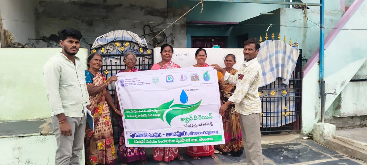 AlampurM's tweet photo. As a part of Jal Sanchay Jan Bhagidari(JSJB) 3.0 under the CatchTheRain Campaign Jal samwad Door to Door Awareness program in Alampur Municipality. #CatchTheRain #MoHUA #AMRUT2 #WaterSecurity #GroundwaterRecharge #cdmatelangana #tksreedevi #MoHUA_India #JalShaktiMin #TelanganaCMO https://t.co/RbcE4tatFo