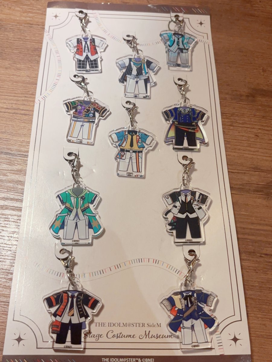 Shoya_Chiba's tweet photo. 先日、SideM衣装展の内覧会に行けました
ひとつひとつを大切にする、想いに溢れた空間が本当に楽しくて思い出深くて、いつまでもいてしまいそうでした

グッズで特に感動したのはこれ
10年分の衣装グッズの隼人ver
これを全て人数分作ってしまう315プロの愛の深さに感動！ https://t.co/Clq3NDtkLh