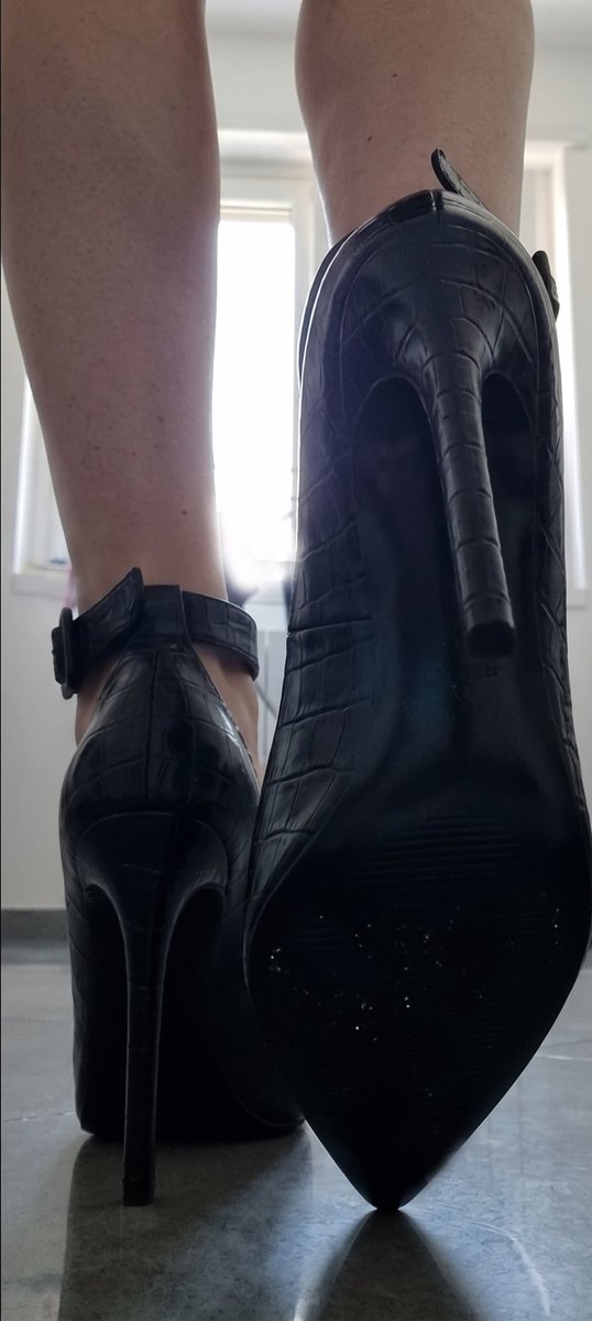 GoddessKyrared's tweet photo. @paypiggyforlife While you're just sitting there waiting... look at what you're missing! 🫦👠

https://t.co/zAzKe0di6o https://t.co/2da7A4z8nV