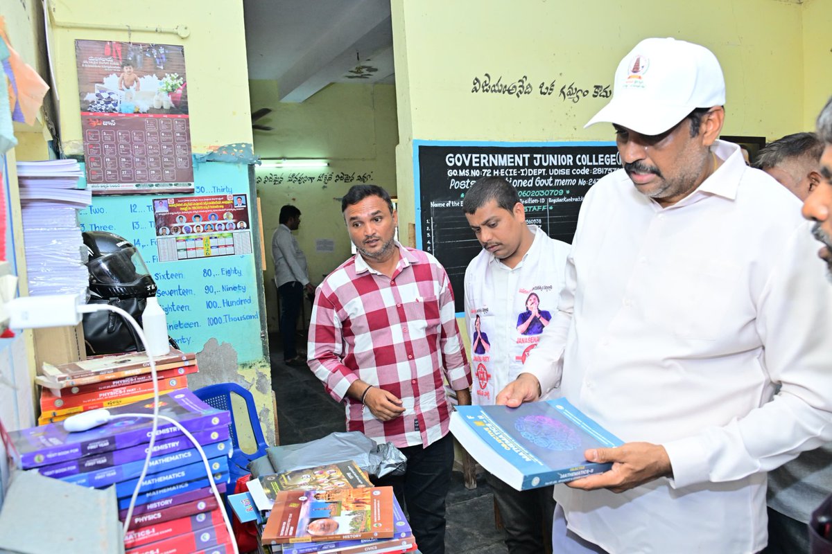 varma_vegesana's tweet photo. బాపట్ల పట్టణంలోని సూర్యలంక రోడ్డులో గల ఏజీ కాలేజీ వద్ద నుండి అన్నా క్యాంటీన్ వరకు నిర్వహించిన 'స్వచ్ఛ ఆంధ్ర - స్వర్ణ ఆంధ్ర' కార్యక్రమంలో ముఖ్య అతిథిగా పాల్గొని పరిసరాల పరిశుభ్రతపై అందరితో కలిసి ప్రతిజ్ఞ చేసాను.
#Swarnadhra
#SwachaAndhra
#SwarnaAndhraSwachhAndhra
#MyCleanAP https://t.co/1GT88D12Dr