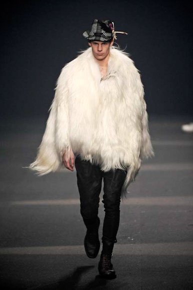 byMadeStudio's tweet photo. 🚨Mugler Menswear Fall 2009 Collection https://t.co/BHWwoF9JPn
