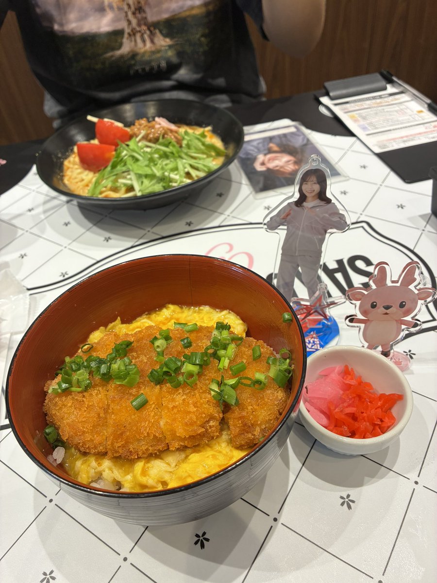 ohgi_kid141's tweet photo. 今年も新宿で！
コースターはわこち自引き！
松田、的野探してますのでよろしくお願いします🙏
#櫻坂46 #櫻坂カフェ
#櫻坂46_Whatslonesome
#櫻坂46 #Sakurazaka46 https://t.co/DoBnNpm31x