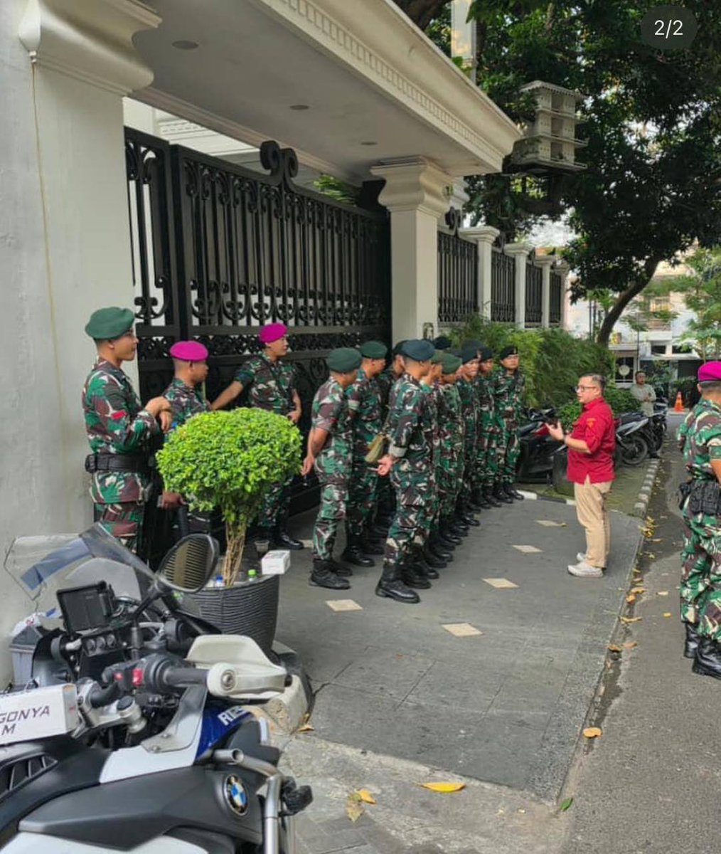 PartaiSocmed's tweet photo. Tentang alasan kenapa Febrie Adriansyah tidak berhasil di periksa polisi cukuplah dijawab dgn foto ini. Kata orang "a picture is worth a thousand words". https://t.co/X8URgn3hMV