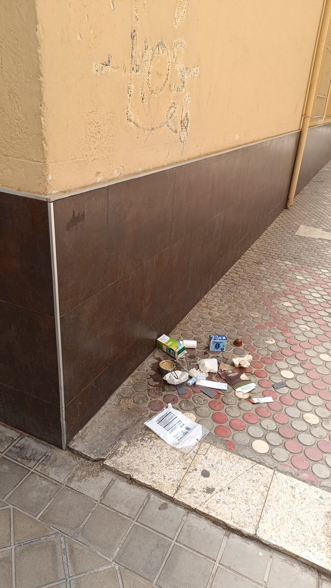 osemigonzalez's tweet photo. @cuidamosgranada @aytogr @AnaSRequena @marifrangr @FCC_MA Esta calle y la calle Estepona no sé limpian nunca. Hay restos de basura durante semanas. Una vergüenza. Peir que con Insgrs https://t.co/TsxN7AJicJ