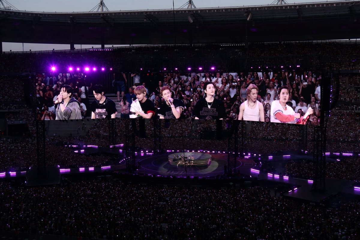ptitsucre_'s tweet photo. @bts_bighit 💜💜💜 
#BTS_ARİRANG_Paris https://t.co/kYAvkx52tu