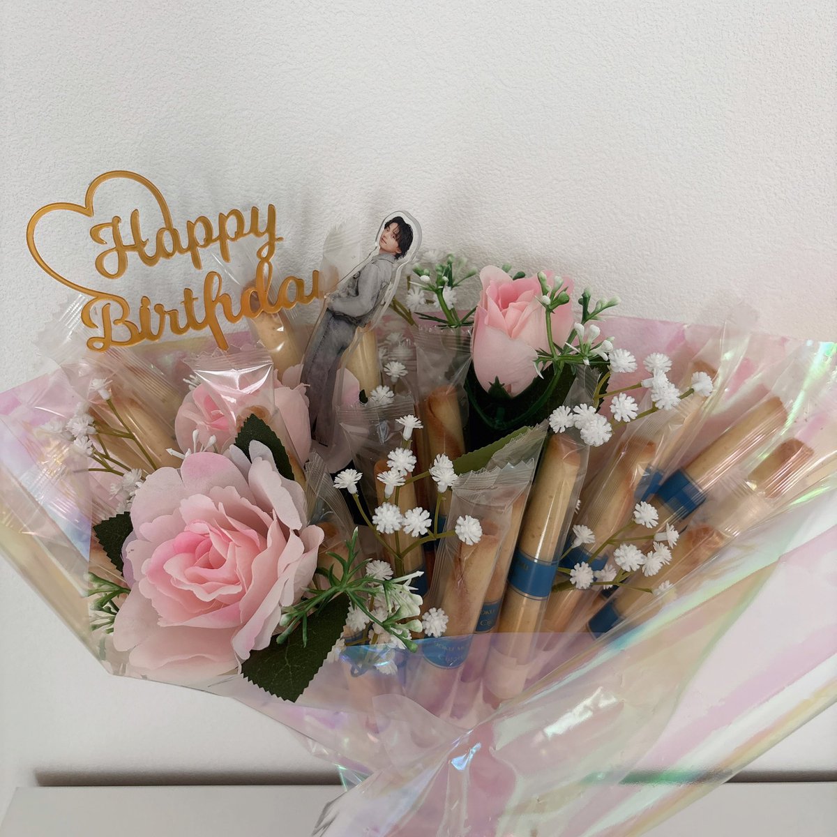 fjkt_forever's tweet photo. 私、本日誕生日を迎えたのですが、母から藤ヶ谷さんと同じヨックモックの花束のプレゼントが😭
まさか自分もヨックモックの花束を貰えると思ってなくて😭💐
お花もラッピングも薄い方のリボンも文字も全部藤ヶ谷さんのと一緒で😿
本当に嬉しかった😭藤ヶ谷さんがこの顔になるのもわかった😻💖 https://t.co/ghuZx4FDu1