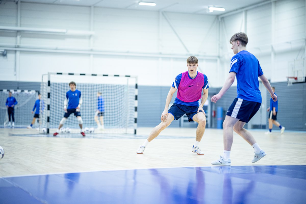 FutsalSuomi's tweet photo. Miesten futsalmaajoukkueen ensimmäinen leiriryhmä uuden päävalmentajan João Freitas Pinton johdolla on valittu! 🇫🇮

Joukkue kokoontuu Eerikkilässä 31.7.–7.8. aloittamaan valmistautumisen syksyn MM-karsintoihin.

Maalivahdit (4):

Anwar Abdi, SoVo
Kasper Kangas, Akaa Futsal
Antti Koivumäki, Akaa Futsal
Vertti Niskanen, TPK

Kenttäpelaajat (19):

Matin Ahmadi, Futsal Mad Max
Henri Alamikkotervo, Legia Warszawa (POL) (siirtymässä)
Eetu Kaikkola, Futsal Mad Max
Eero Kaisto, Futsal Mad Max
Taneli Kohonen, Futsal Mad Max
Sergei Korsunov, Futsal Mad Max
Justus Kunnas, BSF ABJ Bochnia (POL)
Niklas Kurvinen, Akaa Futsal
Vesa Lilja, FC Kemi
Lassi Lintula, Śląsk Wrocław (POL)
Eeli Niemelä, Futsal Mad Max
Aaro Paappanen, Benavente (ESP)
Tuukka Pikkarainen, Constract Olsztyn (POL)
Tuomas Pulkkinen, Akaa Futsal
Veeti Savikko, TPK
Eric Sylla, MNK Hajduk Split (CRO)
Atte Taipale, AS Moon
Iiro Vanha, MNK Olmissum (CRO)
Samuel Vuohtoniemi, Akaa Futsal

* Aleksi Pirttijoki ja Jani Korpela ovat sitoutuneet seurajoukkueidensa preseason-ohjelmiin, eivätkä siten ole käytettävissä elokuun leirillä.

#FutsalFi #MeOlemmeSuomi