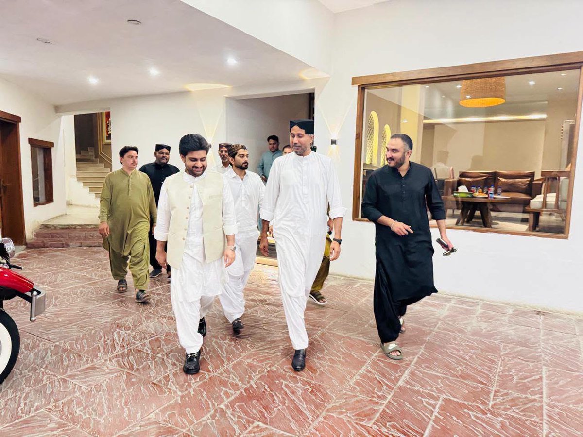 SyedKumailHShah's tweet photo. Had a productive meeting with Chairman District Council Ghotki, Sardar Bangul Khan Mahar, at Qasr-e-Nasir, Rohri House. We discussed matters of mutual interest, local government affairs, and ongoing development initiatives.

#SyedKumailHyderShah #ChairmanDistrictCouncilSukkur #Sukkur #Ghotki #DistrictCouncil #LocalGovernment #Sindh #Pakistan #Development #PublicService