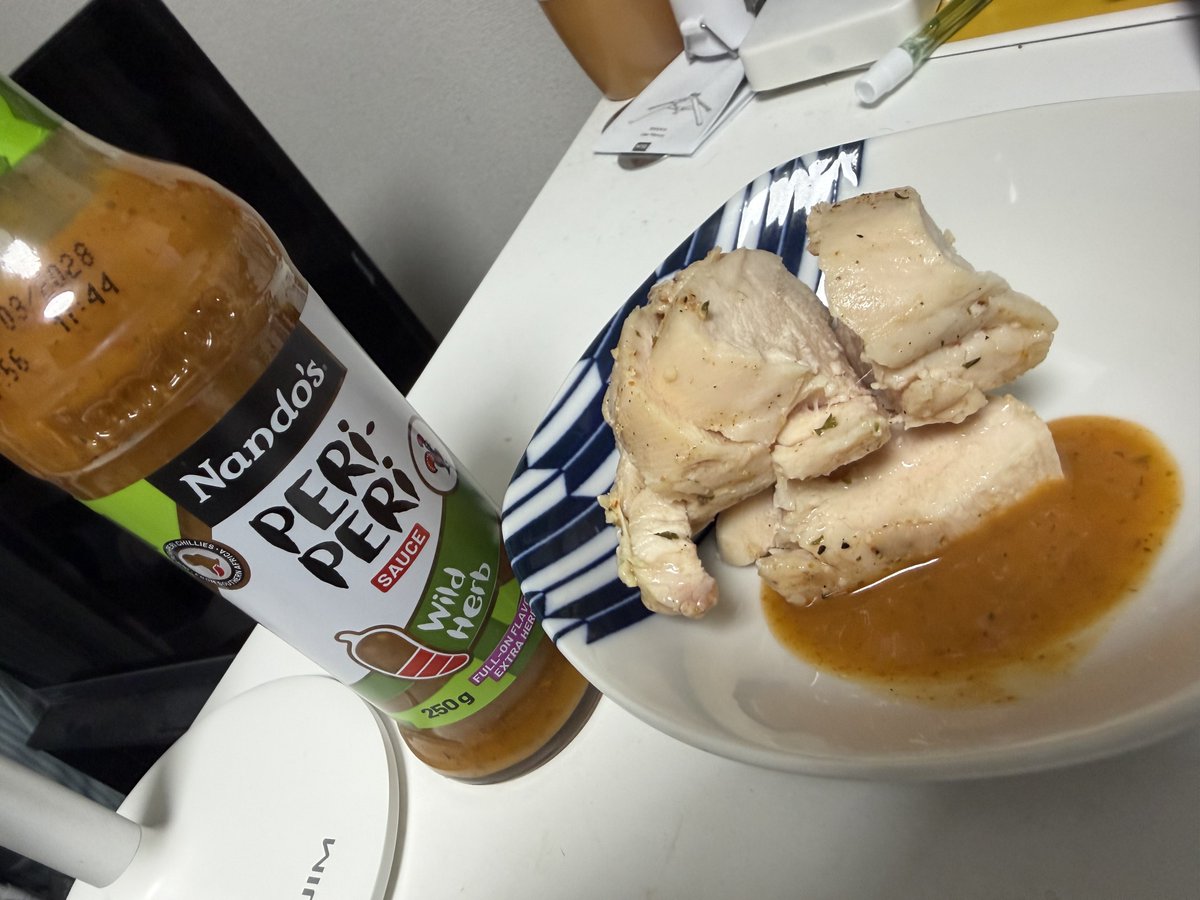 simt44's tweet photo. えーOTPでもらったNando’sのソース滅茶苦茶うまい
いつもの鶏ハムが急にアジアンスパイシーになった https://t.co/0GJaN54xDj