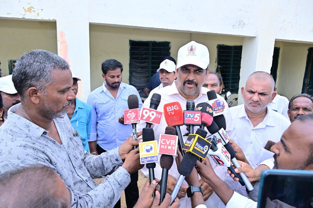 varma_vegesana's tweet photo. బాపట్ల పట్టణంలోని సూర్యలంక రోడ్డులో గల ఏజీ కాలేజీ వద్ద నుండి అన్నా క్యాంటీన్ వరకు నిర్వహించిన 'స్వచ్ఛ ఆంధ్ర - స్వర్ణ ఆంధ్ర' కార్యక్రమంలో ముఖ్య అతిథిగా పాల్గొని పరిసరాల పరిశుభ్రతపై అందరితో కలిసి ప్రతిజ్ఞ చేసాను.
#Swarnadhra
#SwachaAndhra
#SwarnaAndhraSwachhAndhra
#MyCleanAP https://t.co/1GT88D12Dr
