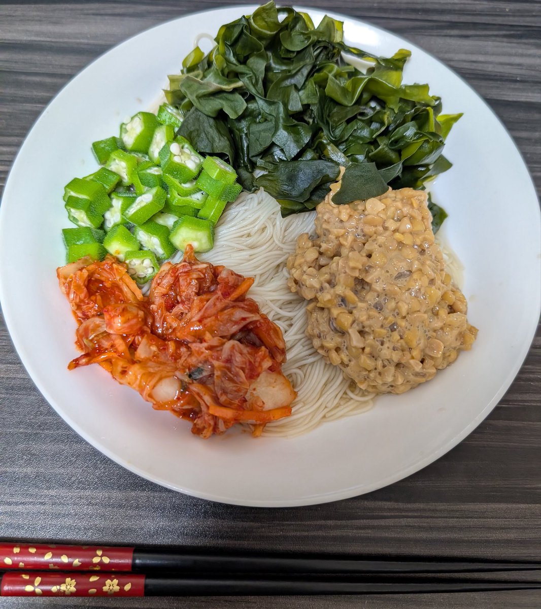 lna_pi's tweet photo. 腸内環境めっちゃ整いそうなネバネバそうめん

夏はオクラしか勝たん😤 https://t.co/sUf580OHSO