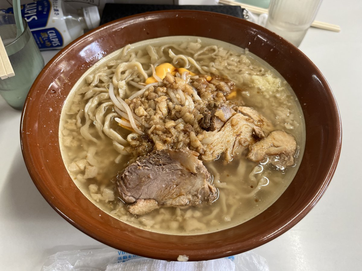forever_mana104's tweet photo. 歴史を刻め なかもず

ラーメン500g
アブラマシニンニクチーズ

3人で連れ麺です！！
豚が柔らか味しみで最高だった✌️
麺がもちもちしてて食感が良く、液体アブラ多めで麺をリフトする度に纏ってたまらない……結局半日で計1.1kg摂取😌

つけ麺はまたお腹が空いてる時に食べに来ます！！ https://t.co/1xEavHACK2