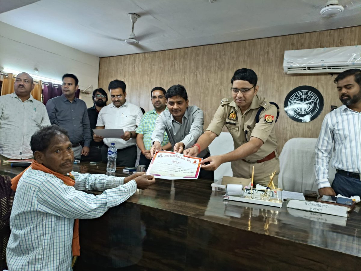 CdoGonda's tweet photo. "सम्पूर्ण समाधान दिवस" के उपरांत विभिन्न विभागों के योजनाओं के लाभार्थियों को स्वीकृति पत्र, प्रमाण पत्र, आवास चाबी, कृषि बीज, आदि का वितरण किया गया।#गोण्डा #उत्तरप्रदेश https://t.co/MqgdrILhLd