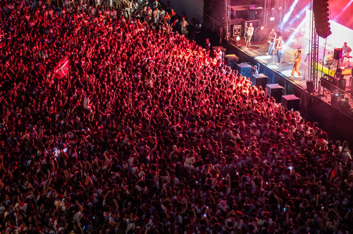 Fetes_Bayonne's tweet photo. 🔻 Retour, en images, sur le concert-événement d'ETS (En Tol Sarmiento) sur la place de la Liberté, hier.
Ce dernier s'est déroulé dans une ambiance magnifique et a tenu toutes ses promesses !
📷 Mathieu Prat
##FDB26 #FêtesDeBayonne2026
#BayonneMaVille https://t.co/dIHxgglbm9