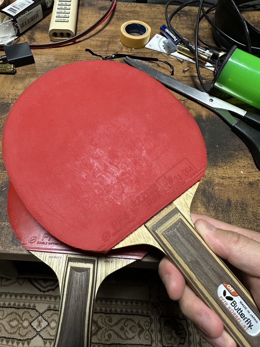 su3tabletennis's tweet photo. 貼りたては粘着がメチャクチャ強くて玉を持つ時間が恐ろしく長い。
以前に買ったスポンジが違うバージョンは劣化して粘着が弱くなった分玉持ち悪くなったが、その分弾む。 https://t.co/cUbdOkIePe