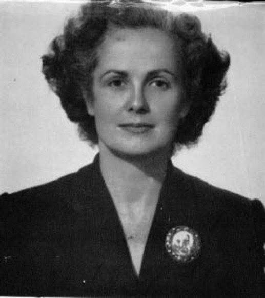 MVilallonga's tweet photo. Totes dues van néixer un 18 de juliol. Margarida Xirgu l’any 1888 a Molins de Rei, Maria dels Àngels Vayreda l’any 1910 a Lladó. 
Xirgu va viure 80 anys i Vayreda només 66. I van viure aquella guerra que va començar avui fa 90 anys i les va portar a l’exili. Les recordem avui. https://t.co/UPWVCfpFMT