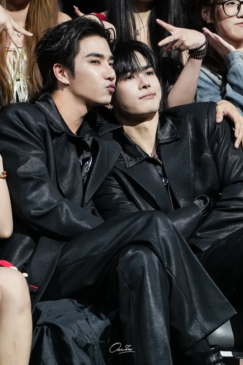ornvim's tweet photo. สายตามันดูอวด ดูแสดงความเป็นเจ้าของ และดูน่าหมั่นไส้ 🤣🤣

PERTHSANTA ONE TASTE 

#PerthSantaConcertD1 https://t.co/1eszOLJahO