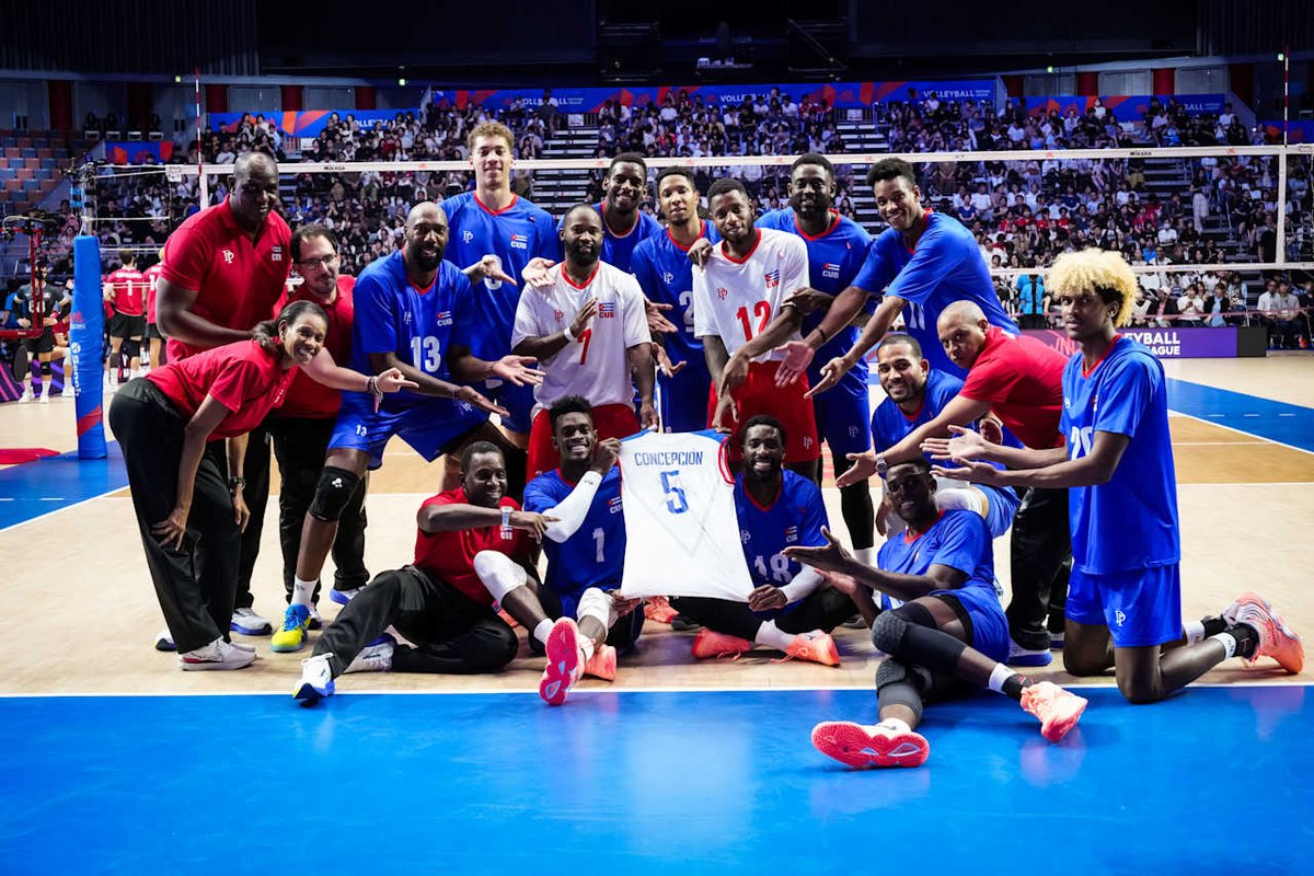 VoleibolLeganes's tweet photo. 🏐🇨🇺 ¡𝗧𝗘𝗥𝗖𝗘𝗥𝗔 𝗩𝗜𝗖𝗧𝗢𝗥𝗜𝗔 𝗘𝗡 𝗩𝗡𝗟! 🔥
La Selección Cubana venció 3-0 a Canadá 🇨🇦 y certificó su permanencia en la VNL.
👏 ¡Enhorabuena a 𝗕𝗼𝗿𝗷𝗮 𝗥𝗲𝘀𝗶𝗻𝗮, miembro del staff técnico, por este gran logro!
📸 @volleyballworld
#VamosCuba 🇨🇺 | #VamosLega 💙🤍 https://t.co/sXcdlnrxS2