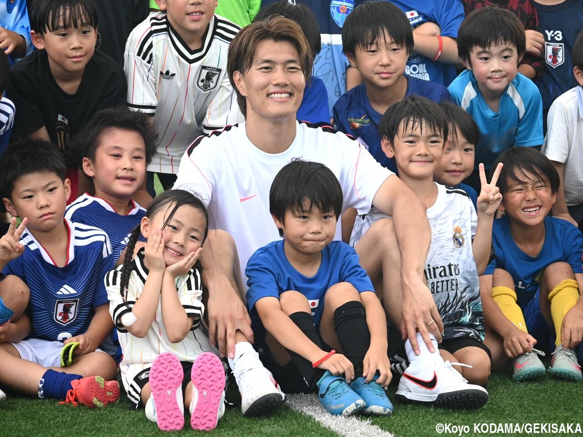 gekisaka's tweet photo. 小川航基太っ腹、W杯使用スパイクを少女にプレゼント!無邪気な子どもたち…ゴールを決めたのは?「かまだ!」

https://t.co/YvdSeOjl2G

#サッカー日本代表 #daihyo #FIFAWorldCup #FIFAWC2026 #ゲキサカ https://t.co/G9i2FtbVfW