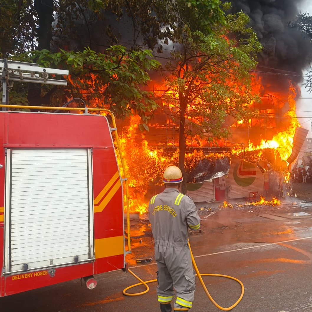 barabankifire's tweet photo. अग्निशमन तथा आपात सेवा बाराबंकी द्वारा थाना कोतवाली नगर क्षेत्रार्न्तगत आटोमोबाइल की दुकान में लगी आग को मुख्य अग्निशमन अधिकारी बाराबंकी के निर्देशन में पूर्ण रुप से बुझाया गया।@UPGovt
@homeupgov
@fireserviceup
@Uppolice
@Barabankipolice
@DM_Barabanki https://t.co/Oqb0i3Tr8z
