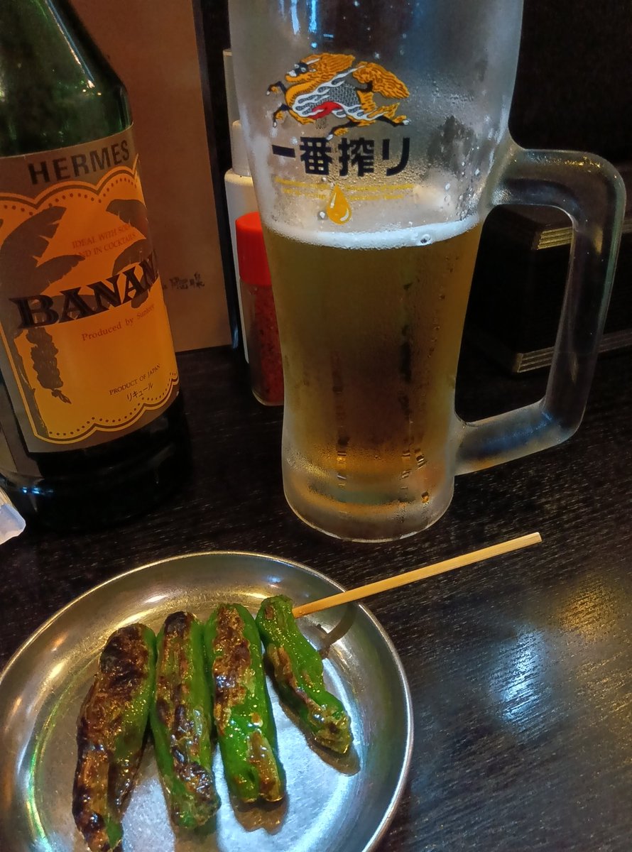 meshibekun's tweet photo. 雨三屋。今日も混んでるー。
最近あんま飲まないビールとししとうの組み合わせもヨシ。
ハラミも美味い。 https://t.co/MdqQQBNmit