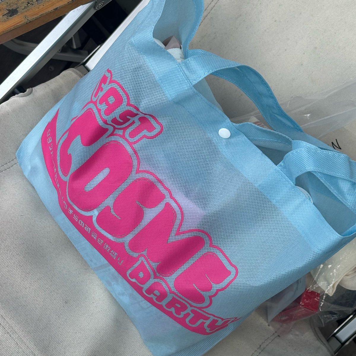happiness4mc's tweet photo. 全ブース回れるか不安やったから明日もチケット取ってたけど、並んで時間かかったとしても全ブース回れたし、お土産ぱんぱんすぎて思いのほか重さがあって、明日も同じものもらうのか、、、どうしようなぁ🤔 https://t.co/6LJXypxPLE