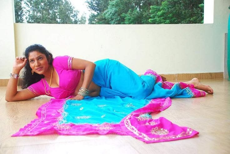 AravindPandaya's tweet photo. Frds: un amma enna da palama irukkanga double meaning la Pesuna kooda puriyala ivala poi periya thevidiya nu hype pannura

Meanwhile Amma in her prime 👇 https://t.co/OqORk9MHcA