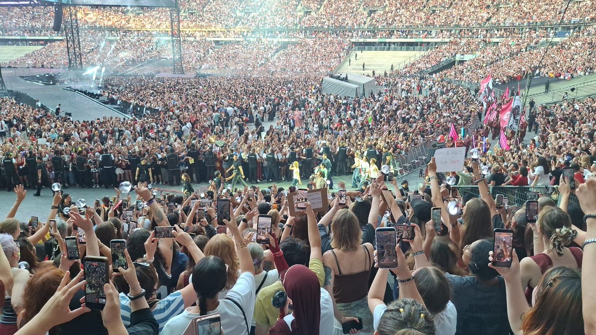 parisienmusique's tweet photo. « Le plus grand public de l’histoire de tous les concerts » : BTS renverse le Stade de France pour son retour en France
➡️ https://t.co/WBmnNBMoHy https://t.co/uvvPvOMlHm