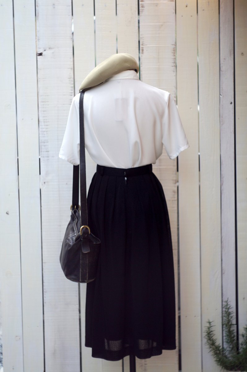 slowjam_nara's tweet photo. シャーリング刺繍ブラウスと黒スカートで大人っぽくまとめました◎<torso-2> https://t.co/etCh9ERa0k