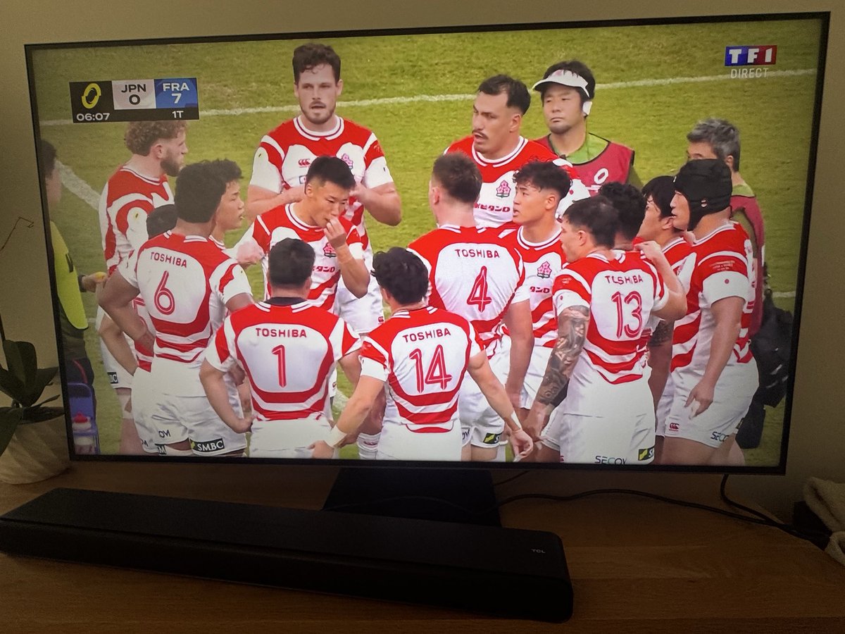 nicomarin83's tweet photo. Les plus de 35 ans ont tous eu la même pensée en voyant les maillots japonais… ‘Toshibaaaa !’ 😂 Merci Les Inconnus
#JPNFRA #LESINCONNUS @TF1 @FranceRugby @DBourdonFanClub @LesinconnusOFF https://t.co/tJ7AGhAcLD