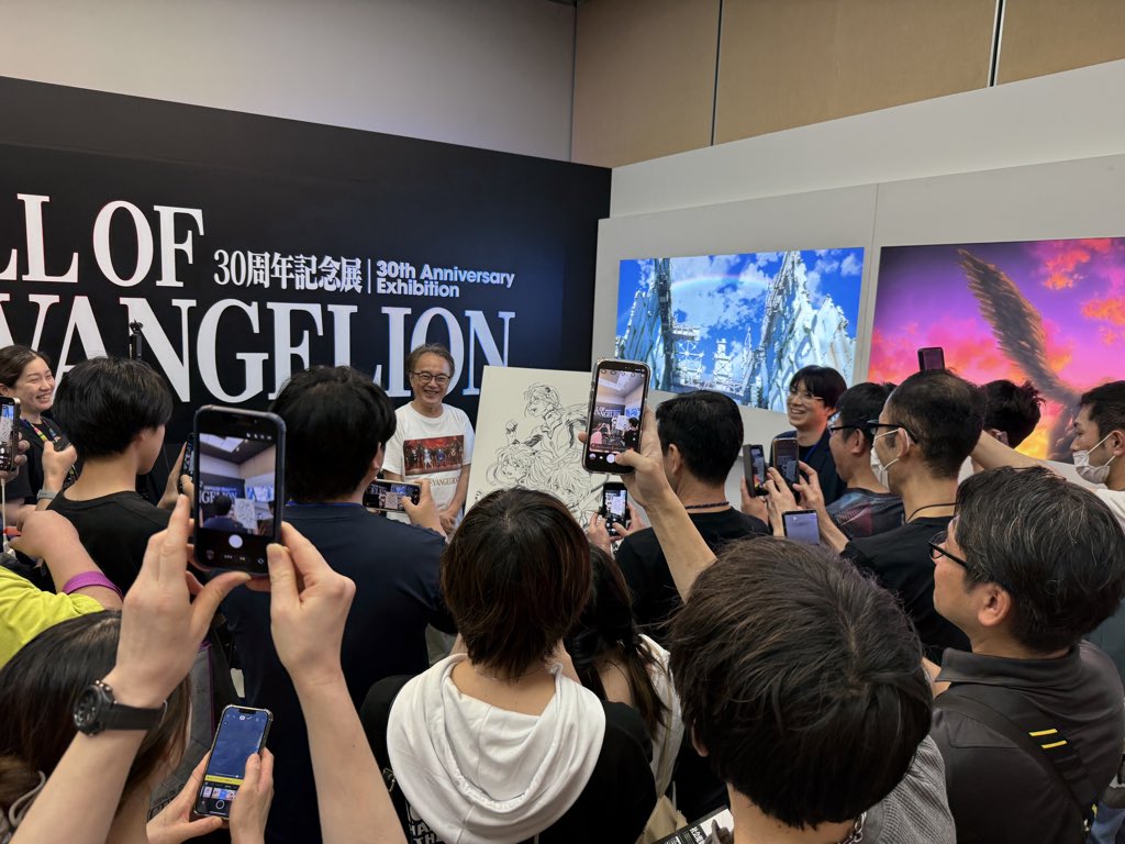 Info_ATAC's tweet photo. All Of EVANGELION展、岩手・盛岡文化ホールでの松原秀典さんのライブドローイング、無事終了いたしました！ ライブドローイングの絵は額装されて明日より会場に展示されます。本日いらっしゃれなかった方々も、ぜひ明日以降の会場にてご覧いただければ！#オールオブエヴァ展 https://t.co/115wPbzCiN